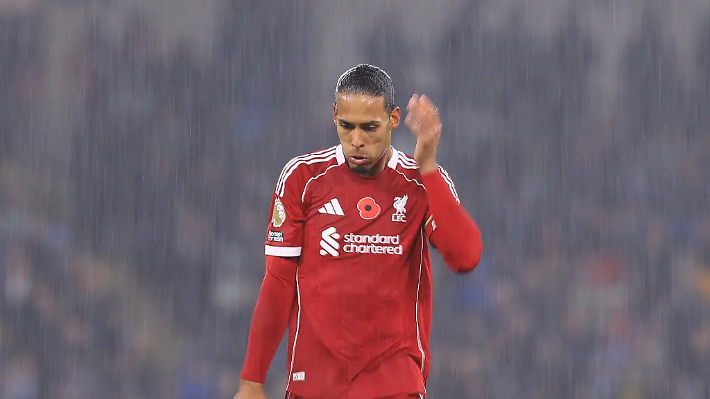 Football-Premier-League-Manchester-City-v-Liverpool-9th-November-2025-Premier-League-Manchester-City-v-Liverpool-Virgil-van-Dijk-of-Liverpool-looks-dejected-in-the-rain-Photo-Simon-Stacpoole-Offside-Manchester-UK-Fussball-Premier-League-Manchester-City-gegen-Liverpool-9-November-2025-Premier-League-Manchester-City-gegen-Liverpool-Virgil-van-Dijk-von-Liverpool-wirkt-im-Regen-niedergeschlagen-Foto-Simon-Stacpoole-Abseits-Manchester-UK-PUBLICATIONxINxGERxSUIxAUTxONLY-Copyright-xSimonxStacpoolexOffside