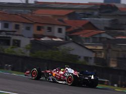 Was macht er denn da?: Rekordweltmeister Lewis Hamilton sieht wieder ganz schlecht aus