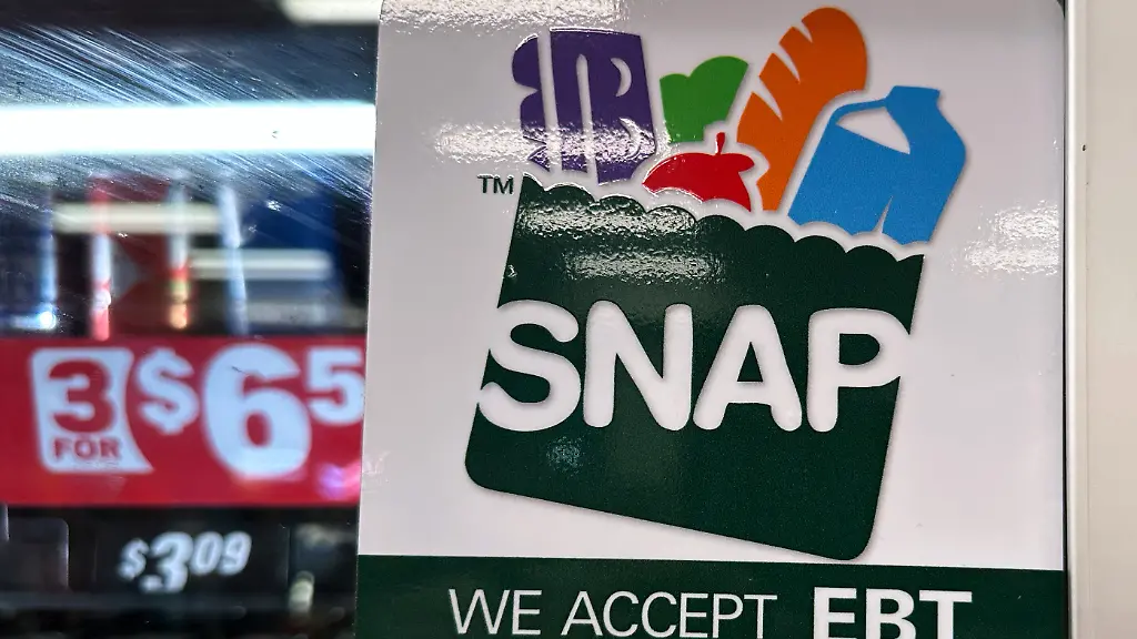 Ein-Informationsschild-fuer-die-Zahlungsmoeglichkeit-per-EBT-Karte-fuer-Lebensmittelhilfeempfaenger-haengt-an-einer-Tankstelle-Das-Supplemental-Nutrition-Assistance-Program-Snap-unterstuetzt-Haushalte-mit-geringerem-Einkommen-finanziell-beim-Kauf-von-Lebensmittel