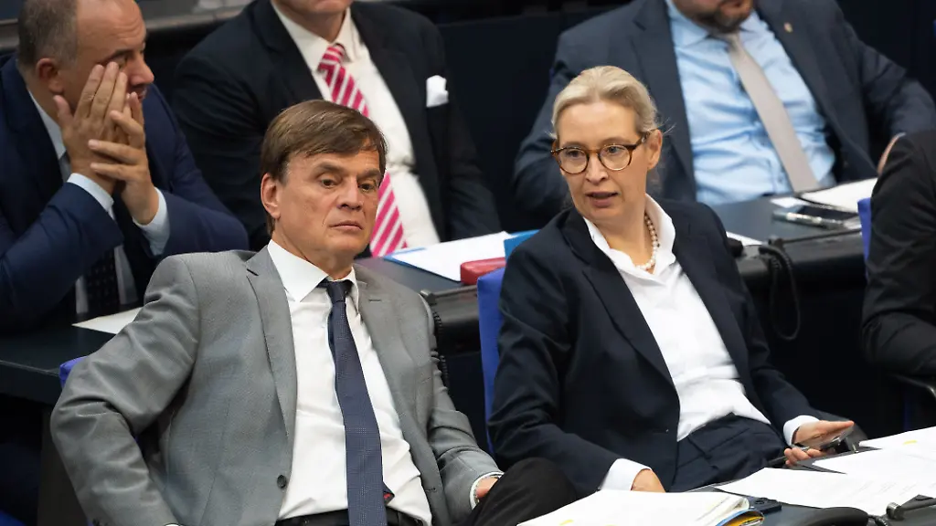 Bernd-Baumann-AfD-erster-parlamentarischer-Geschaeftsfuehrer-der-AfD-Bundestagsfraktion-und-Alice-Weidel-Fraktions-und-Bundesvorsitzende-der-AfD-sitzen-in-einer-Debatte-im-Deutschen-Bundestag-Themen-sind-unter-anderem-zusaetzliche-Befugnisse-fuer-Pflegefachkraefte-und-das-GKV-Sparpaket-sowie-die-unterirdische-CO2-Speicherung