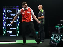 Niko Springer besiegt Superstar: "Einstein" vollendet historischen deutschen Darts-Tag