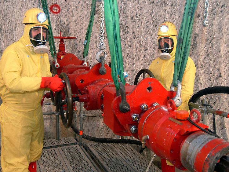 Zwei Bergleute im Atommülllager Asse bei Wolfenbüttel mit der Ausrüstung, die zum Anbohren der Einlagerungskammern mit radioaktiven Abfällen eingesetzt wird.