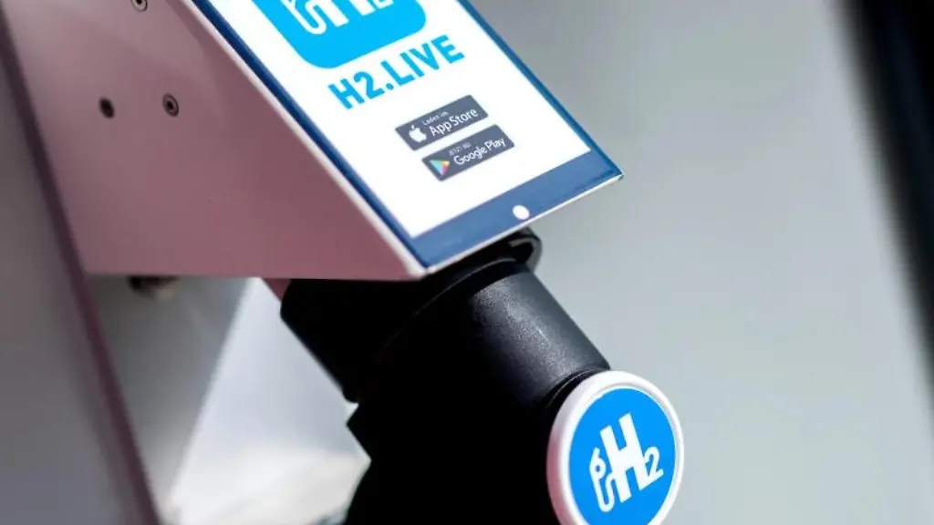 Eine-Zapfsaeule-mit-der-Aufschrift-H2-Live-steht-an-einer-Wasserstofftankstelle