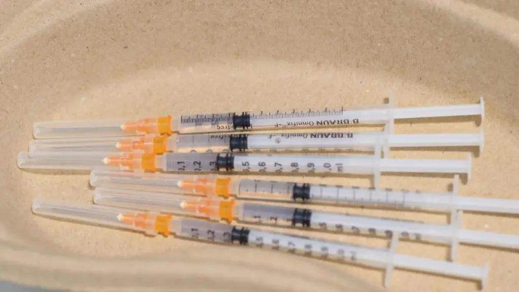 Spritzen-mit-einem-Impfstoff-gegen-das-Coronavirus-liegen-im-Impfzentrum