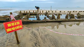 AFP__20251110__83JZ864__v1__HighRes__VietnamWeatherHistoryShipwreck