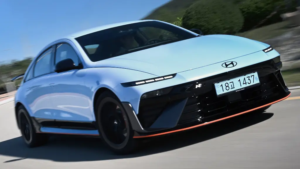 Hyundai-hat-nun-auch-von-seiner-E-Limousine-Ioniq-6-eine-besonders-performante-N-Version-aufgelegt