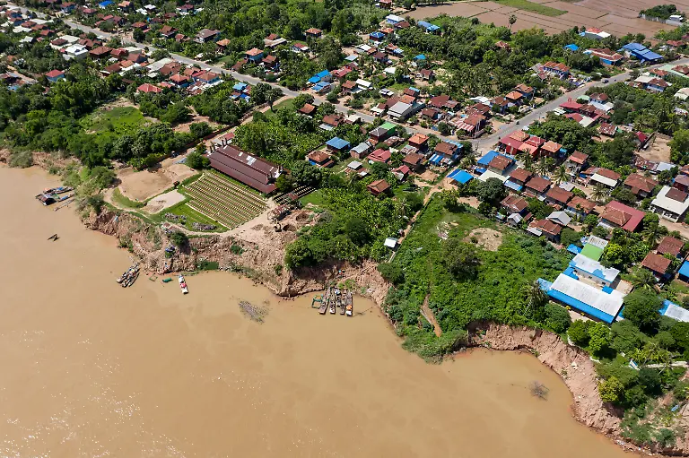 HANDOUT-Riverbank-collapses-triggered-by-lowered-riverbed-levels-on-the-Mekong-River-in-Cambodia-ACHTUNG-DIESER-BEITRAG-DARF-NICHT-VOR-DER-SPERRFRIST-10-DEZEMBER-11-00-UHR-VEROeFFENTLICHT-WERDEN-EIN-BRUCH-DES-EMBARGOS-KOeNNTE-DIE-BERICHTERSTATTUNG-UeBER-STUDIEN-EMPFINDLICH-EINSCHRAeNKEN-VERWENDUNG-NUR-IN-ZUSAMMENHANG-MIT-DER-STUDIE-Quelle-https-www-eurekalert