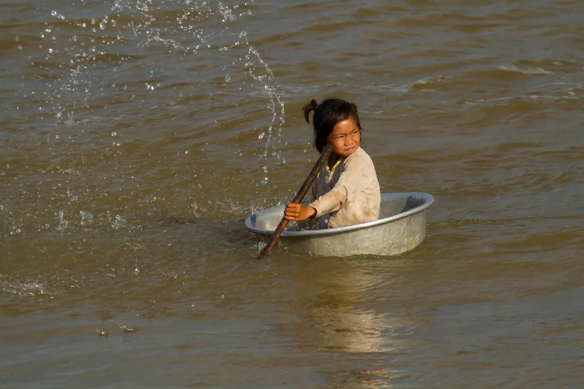 A-child-gets-splashed-in-The-Great-Lake-in-Tonle-Sap