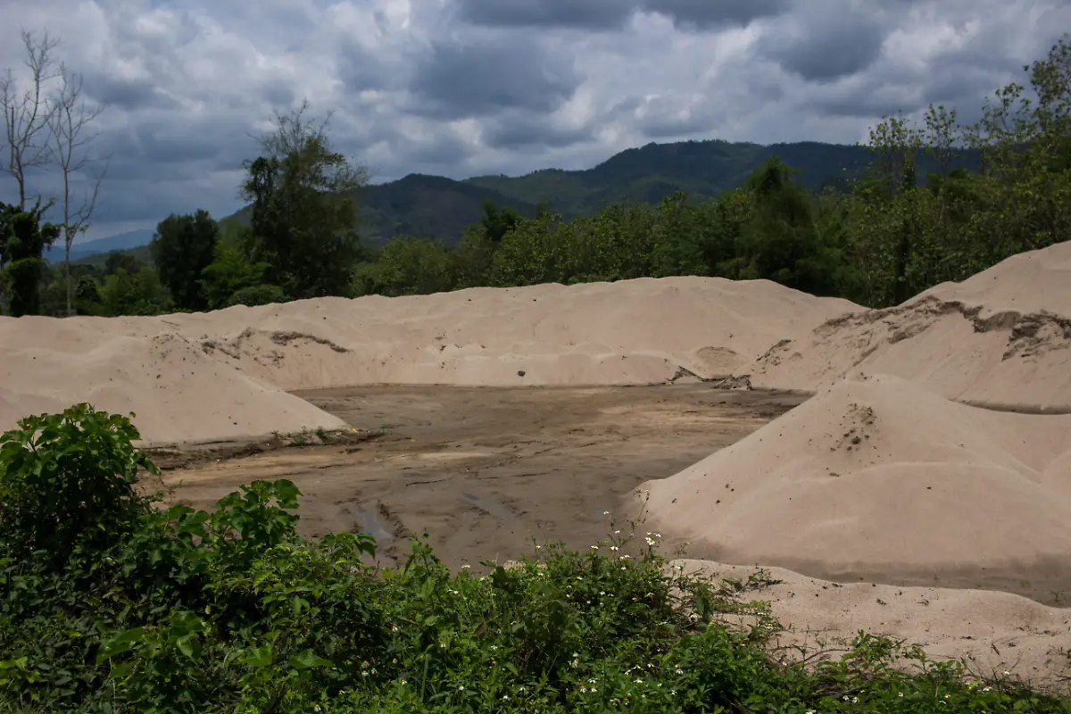 LAO-LE-RYTHME-DES-EAUX-Au-Nord-du-Laos-enclavee-dans-les-montagnes-la-paisible-cite-de-Luang-Prabang-prospere-depuis-des-siecles-au-sein-de-la-peninsule-formee-par-la-confluence-du-fleuve-Mekong-et-de-la-riviere-Nam-Khan-Avant-detre-devancee-par-Vientiane-elle-fut-la-capitale-du-puissant-Royaume-de-Lane-Xang-Royaume-du-Million-dElephants-Son-architecture-coloniale-et-ses-majestueux-temples-lui-valent-detre-inscrite-au-patrimoine-mondiale-de-lUNESCO-depuis-1995-La-legende-raconte-que-Bouddha-y-serait-venu-au-cours-de-lun-de-ses-voyages-et-quil-a-souri-Aujourdhui-la-ville-est-un-haut-lieu-bouddhique-de-lAsie-du-Sud-Est-Les-jeunes-y-viennent-des-campagnes-alentours-pour-faire-une-retraite-monastique-et-ainsi-recevoir-une-education-gratuite-A-loccasion-de-Pi-Mai-la-Fete-de-l-Eau-Luang-Prabang-se-reveille-Correspondant-au-Nouvel-An-lao-et-bouddhique-on-fete-le-retour-de-la-saison-des-pluies-et-la-renaissance-de-la-nature-Durant-les-plusieurs-jours-de-festivites-la-tradition-est-de-verser-un-peu-deau-avec-la-main-sur-les-passants-dans-un-but-purificateur-Les-choses-ont-un-peu-evolue-et-desormais-la-cite-se-transforme-en-un-gigantesque-champs-de-bataille-aquatique-Les-habitants-ne-cessent-de-sarroser-a-travers-les-rues-tandis-que-des-rites-religieux-se-deroulent-dans-les-temples-Ce-grand-evenement-se-conclut-par-un-majestueux-defile-des-autorites-religieuses-et-politiques-du-pays-LAO-THE-RHYTHM-OF-THE-WATERS-In-northern-Laos-enclosed-in-the-mountains-the-peaceful-city-of-Luang-Prabang-has-prospered-for-centuries-within-the-peninsula-formed-by-the-confluence-of-the-Mekong-River-and-the-Nam-Khan-River-Before-being-overtaken-by-Vientiane-it-was-the-capital-of-the-powerful-Kingdom-of-Lane-Xang-Kingdom-of-the-Million-Elephants-Its-colonial-architecture-and-majestic-temples-have-earned-it-a-UNESCO-World-Heritage-Site-since-1995