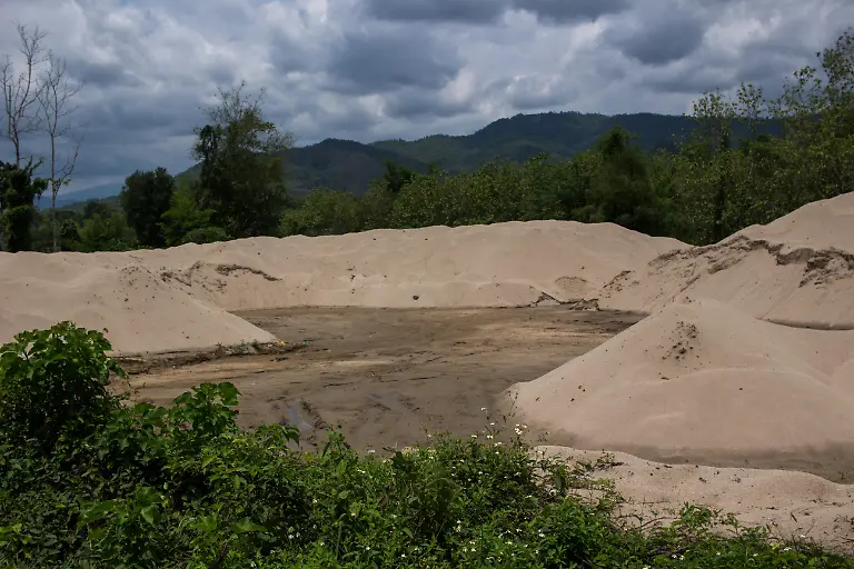 LAO-LE-RYTHME-DES-EAUX-Au-Nord-du-Laos-enclavee-dans-les-montagnes-la-paisible-cite-de-Luang-Prabang-prospere-depuis-des-siecles-au-sein-de-la-peninsule-formee-par-la-confluence-du-fleuve-Mekong-et-de-la-riviere-Nam-Khan-Avant-detre-devancee-par-Vientiane-elle-fut-la-capitale-du-puissant-Royaume-de-Lane-Xang-Royaume-du-Million-dElephants-Son-architecture-coloniale-et-ses-majestueux-temples-lui-valent-detre-inscrite-au-patrimoine-mondiale-de-lUNESCO-depuis-1995-La-legende-raconte-que-Bouddha-y-serait-venu-au-cours-de-lun-de-ses-voyages-et-quil-a-souri-Aujourdhui-la-ville-est-un-haut-lieu-bouddhique-de-lAsie-du-Sud-Est-Les-jeunes-y-viennent-des-campagnes-alentours-pour-faire-une-retraite-monastique-et-ainsi-recevoir-une-education-gratuite-A-loccasion-de-Pi-Mai-la-Fete-de-l-Eau-Luang-Prabang-se-reveille-Correspondant-au-Nouvel-An-lao-et-bouddhique-on-fete-le-retour-de-la-saison-des-pluies-et-la-renaissance-de-la-nature-Durant-les-plusieurs-jours-de-festivites-la-tradition-est-de-verser-un-peu-deau-avec-la-main-sur-les-passants-dans-un-but-purificateur-Les-choses-ont-un-peu-evolue-et-desormais-la-cite-se-transforme-en-un-gigantesque-champs-de-bataille-aquatique-Les-habitants-ne-cessent-de-sarroser-a-travers-les-rues-tandis-que-des-rites-religieux-se-deroulent-dans-les-temples-Ce-grand-evenement-se-conclut-par-un-majestueux-defile-des-autorites-religieuses-et-politiques-du-pays-LAO-THE-RHYTHM-OF-THE-WATERS-In-northern-Laos-enclosed-in-the-mountains-the-peaceful-city-of-Luang-Prabang-has-prospered-for-centuries-within-the-peninsula-formed-by-the-confluence-of-the-Mekong-River-and-the-Nam-Khan-River-Before-being-overtaken-by-Vientiane-it-was-the-capital-of-the-powerful-Kingdom-of-Lane-Xang-Kingdom-of-the-Million-Elephants-Its-colonial-architecture-and-majestic-temples-have-earned-it-a-UNESCO-World-Heritage-Site-since-1995