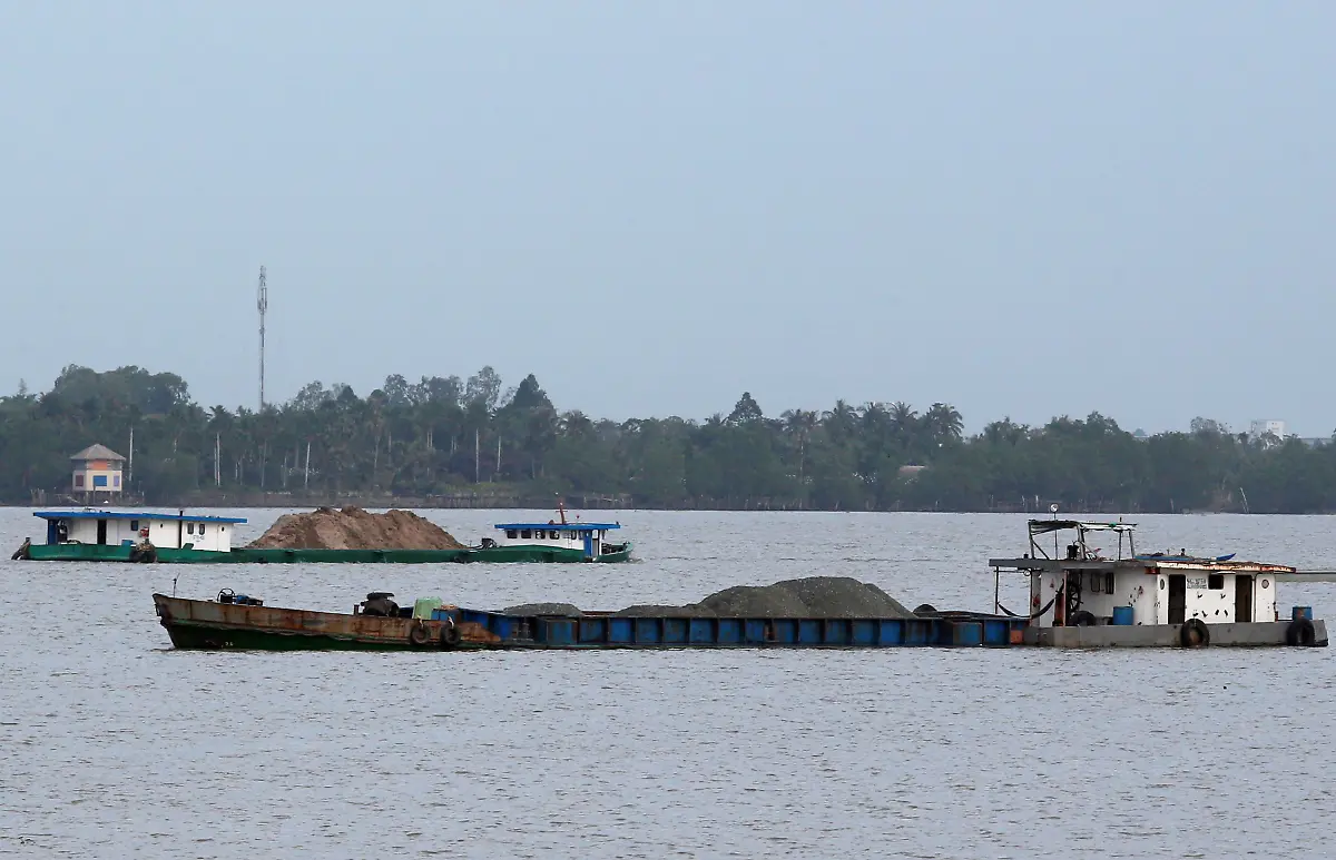 Ships-transport-sand-on-Mekong-river-in-Can-Tho-city-Vietnam-December-16-2018-Picture-taken-December-16-2018
