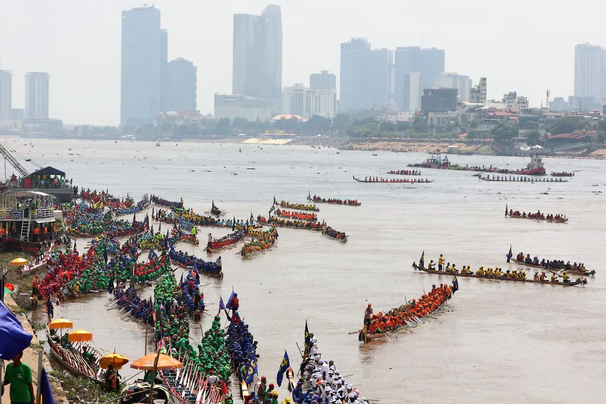 241115-PHNOM-PENH-Nov-15-2024-Xinhua-Contestants-rally-their-boats-during-the-Water-Festival-in-the-Tonle-Sap-River-in-Phnom-Penh-Cambodia-on-Nov-14-2024-Cambodia-began-on-Thursday-to-celebrate-the-annual-Water-Festival-with-thrilling-dragon-boat-races-attracting-tens-of-thousands-of-spectators-from-across-the-country-The-festival-is-one-of-the-most-joyful-festivals-in-the-Southeast-Asian-country-and-boat-races-are-the-centerpiece-of-the-three-day-festival-which-will-last-till-Saturday