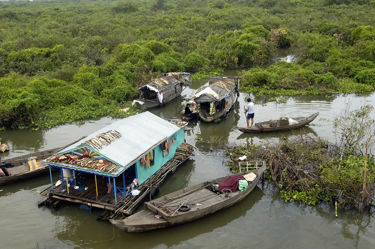 Blick-auf-schwimmende-Huetten-vor-einem-Areal-von-Wasserhyazinthen-auf-dem-Tonle-Sap-Grosser-See-aufgenommen-am-12-11-2007-nahe-der-Stadt-Siem-Reap-in-der-gleichnamigen-Provinz-in-Kambodscha-Das-Leben-der-hier-beheimateten-Bevoelkerung-spielt-sich-zum-groessten-Teil-am-und-auf-dem-Wasser-ab-Der-bis-zu-3-000-Quadratkilometer-grosse-See-in-der-Trockenzeit-ist-der-groesste-in-Suedostasien-und-eines-der-fischreichsten-Binnengewaesser-der-Erde