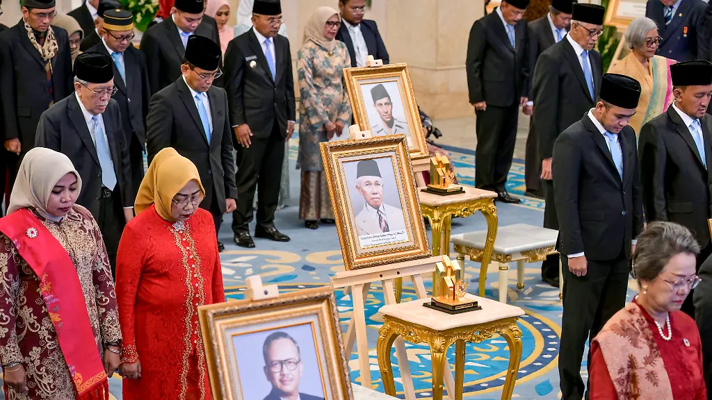Family-members-and-relatives-observe-a-moment-of-silence-during-a-ceremony-held-to-mark-the-National-Heroes-Day-at-the-State-Palace-in-Jakarta-on-November-10-2025-Indonesia-added-former-president-Suharto-to-a-list-of-national-heroes-during-a-ceremony-on-November-10-despite-objections-from-activists-and-academics-over-the-deceased-military-dictator-s-human-rights-record