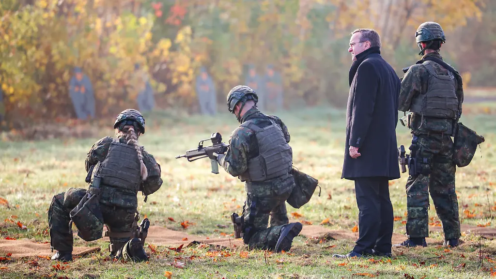 Verteidigungsminister-Boris-Pistorius-SPD-sieht-in-der-Kaserne-des-Heimatschutzregiments-2-Soldaten-in-der-Grundausbildung-bei-einer-Uebung-mit-Waffen-zu-Pistorius-fuehrt-Gespraeche-mit-Soldatinnen-und-Soldaten-des-Regiments-und-besucht-die-Ausbildungskompanie-Dort-machen-derzeit-rund-190-Rekrutinnen-und-Rekruten-ihre-neue-Basisausbildung