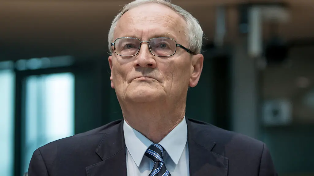 August-Hanning-der-ehemalige-Praesident-des-Bundesnachrichtendienstes-BND-kommt-am-02-10-2015-im-Bundestag-in-Berlin-als-Zeuge-zum-NSA-Untersuchungsausschuss-Der-Untersuchungsausschuss-soll-Ausmass-und-Hintergruende-der-Ausspaehung-durch-auslaendische-Geheimdienste-in-Deutschland-aufklaeren