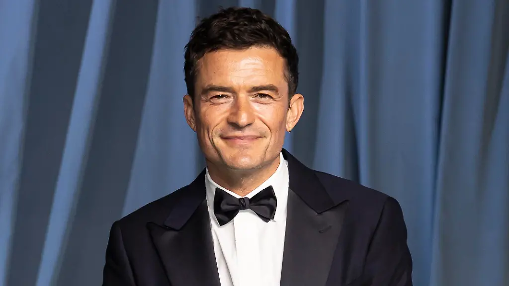 Orlando-Bloom-attends-the-arrivals-of-the-5th-Annual-Academy-Museum-Gala-at-the-Academy-Museum-of-Motion-Pictures-Ted-Mann-Theater-in-Los-Angeles-CA-on-October-18-2025