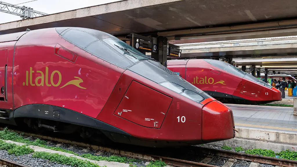 Rom-Italien-7-Maerz-2025-Italo-AGV-Hochgeschwindigkeitszuege-von-Nuovo-Trasporto-Viaggiatori-NTV-im-Bahnhof-Roma-Termini-in-Rom-Italien