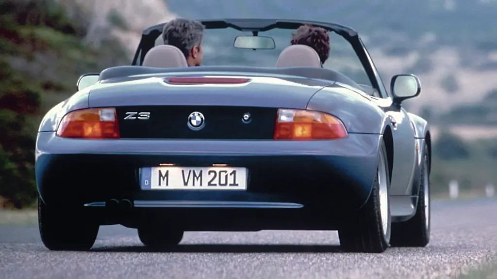Ein-neuer-Roadster-vom-alten-Schlag-Der-BMW-Z3-verwirklichte-ab-1995-die-Idee-vom-bezahlbaren-sportlichen-Fahrspass-im-Retrodesign-und-konterte-so-den-Mazda-MX-5