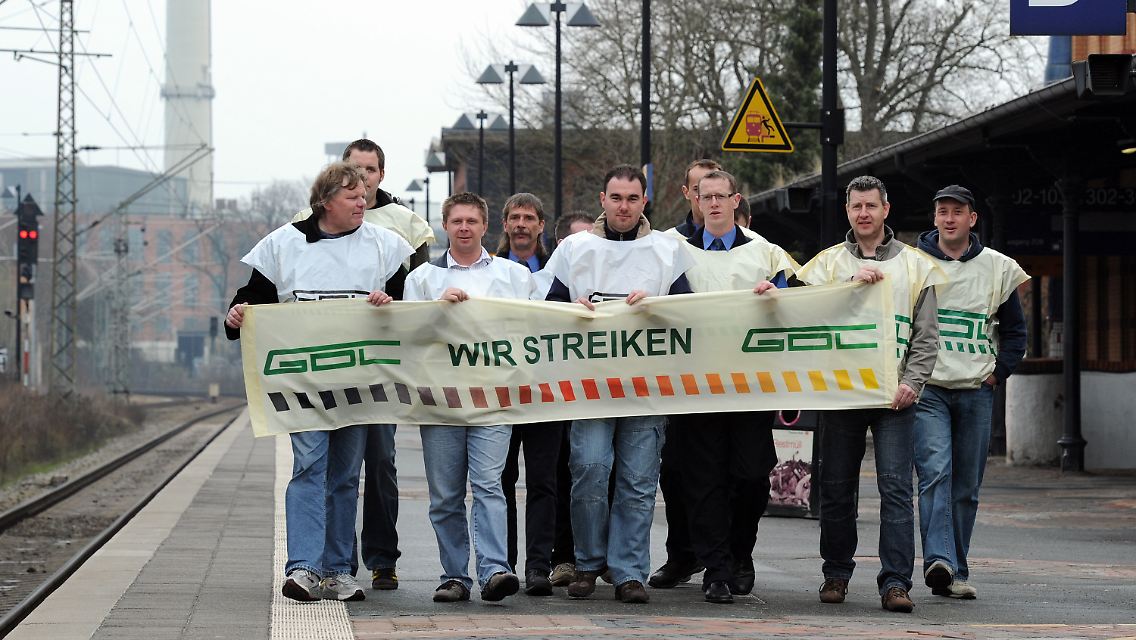 Streikende Lokführer auf dem Bahnhof von Uelzen (Niedersachsen).