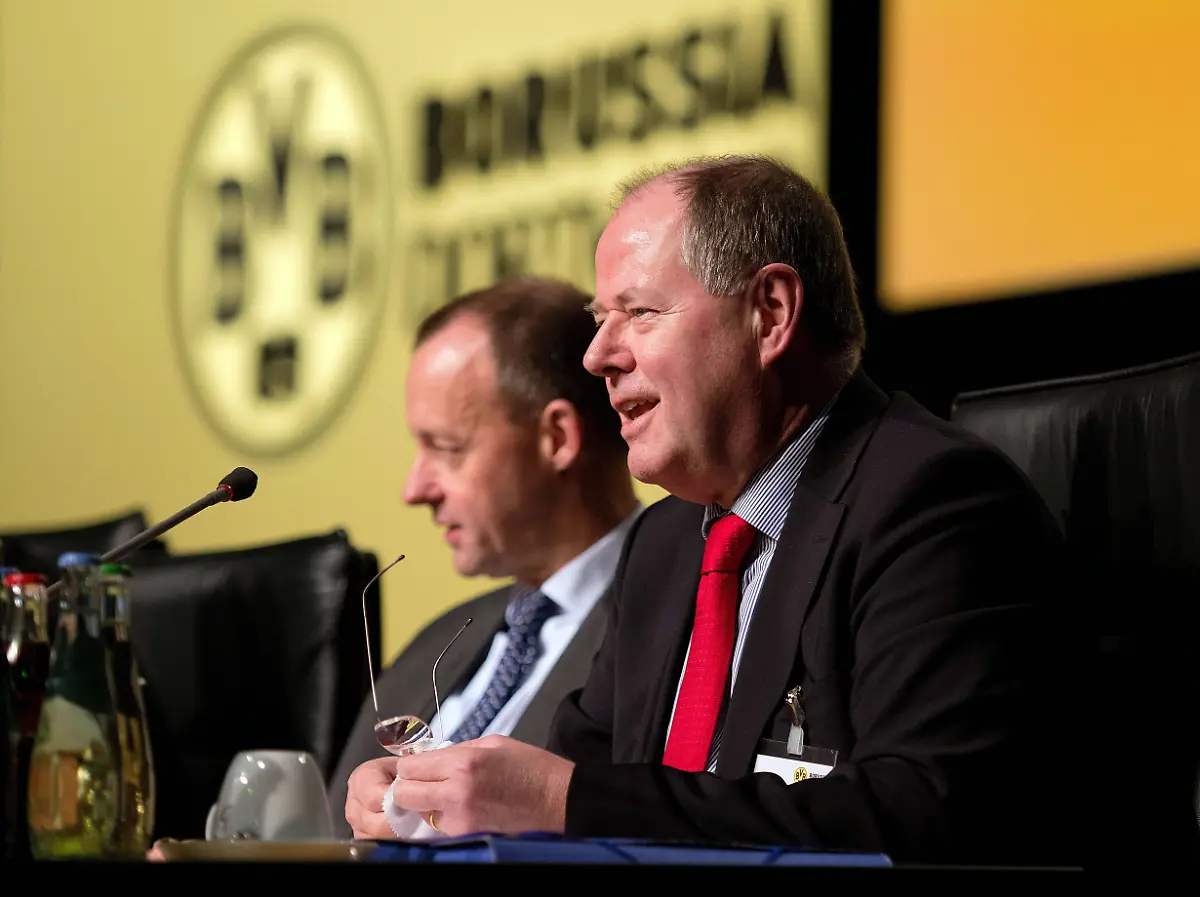 Montag-25-11-2013-1-Fussball-Bundesliga-Hauptversammlung-Borussia-Dortmund-GmbH-Co-KGaA-Aufsichtsratsmitglieder-Friedrich-Merz-und-Peer-Steinbrueck-v-l