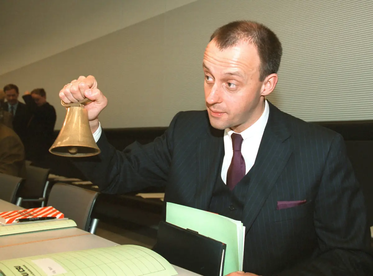 Friedrich-Merz-CDU-CDU-CSU-Fraktionsvorsitzender-mit-der-Fraktionsglocke-in-der-Hand-Berlin-den-14-03