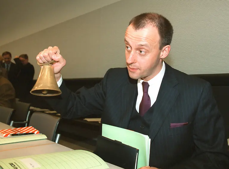 Friedrich-Merz-CDU-CDU-CSU-Fraktionsvorsitzender-mit-der-Fraktionsglocke-in-der-Hand-Berlin-den-14-03