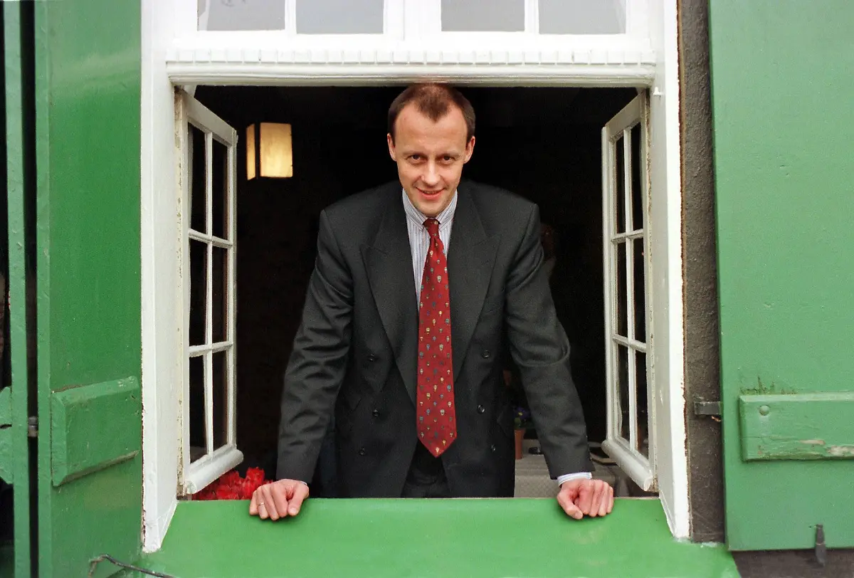 Friedrich-Merz-GER-CDU-Fraktionsvorsitzender-CDU-CSU-schaut-aus-dem-Fenster