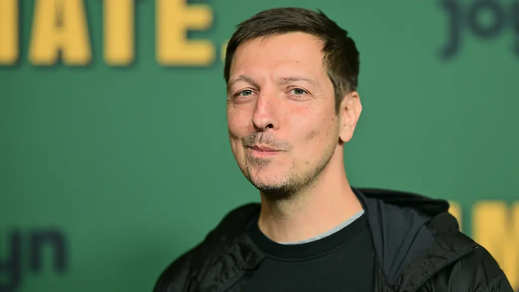 Thilo-Mischke-Journalist-und-Moderator-steht-waehrend-eines-Photocalls-zur-Premiere-der-zweiten-Staffel-INTIMATE-im-Zoo-Palast