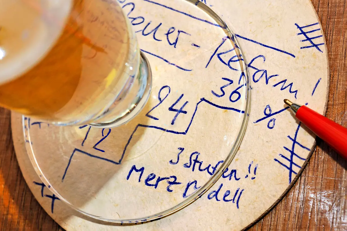 Symbolfoto-Steuerreform-auf-dem-Bierdeckel-Plan-von-Friedrich-Merz-Stufenmodell-2003-Deutschland-Symbolfoto-Steuerreform-auf-dem-Bierdeckel-Plan-von-Friedrich-Merz-2003-Einkommenssteuerreform-Merz-wollte-das-Steuersystem-vereinfachen-und-schlug-ein-Stufenmodell-mit-3-Steuersaetzen-vor-12-24-und-36-Prozent-Progression-3-Stufen-Modell-Steuertarife-Einkommenssteuer-Steuersatz-Steuerkonzept-Steuerkonzepte-Eingangssteuersatz-senken-vereinfachen-Vereinfachung-Stufenplan-skizzieren-Skizze-Steuersystem-Steuerpolitik-Finanzamt-Spitzensteuersatz-Steuerstrukturreform-still-symbolisch-Symbol-Symbolbild-Symbolik-Symbolic-photo-tax-reform-on-a-beer-mat-plan-by-Friedrich-Merz-graduated-model-2003-Germany-Symbolic