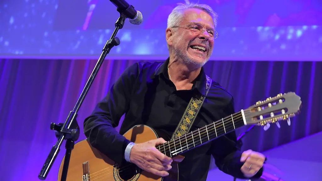 Reinhard-Mey-vor-dem-Publikum-voller-Emotionen-25-Jahre-Frank-Zander-Obdachlosen-Weihnachtsfeier-fuer-Obdachlose-im-Estrel-Hotel-in-Berlin-am-20-12