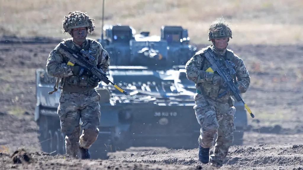 05-10-2018-Nordrhein-Westfalen-Augustdorf-Soldaten-laufen-vor-einem-Panzer-waehrend-einer-Praesentation-ueber-einen-Truppenuebungsplatz-bei-Augustdorf-Verteidigungsministerin-von-der-Leyen-und-ihr-britischer-Amtskollege-unterschrieben-ein-Joint-Vision-Statement-eine-bilaterale-Erklaerung-zur-engeren-Zusammenarbeit-in-der-Sicherheits-und-Verteidigungspolitik