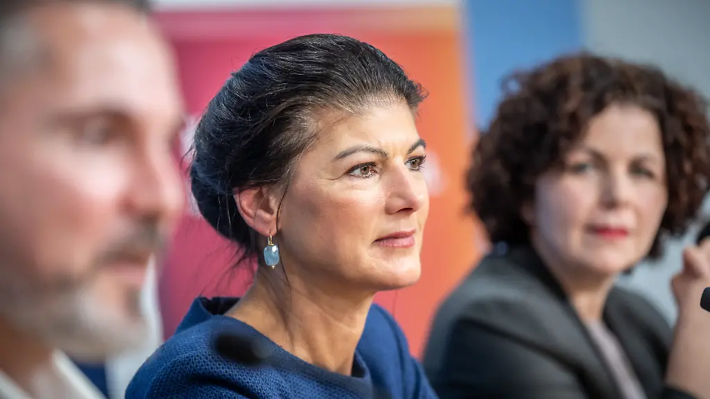 Sahra-Wagenknecht-BSW-Buendnis-Sahra-Wagenknecht-M-BSW-Bundesvorsitzende-nimmt-zwischen-Fabio-De-Masi-und-Amira-Mohamad-Ali-BSW-Bundesvorsitzende-an-einer-Pressekonferenz-zur-Neuaufstellung-des-BSW-teil-Beim-BSW-Bundesparteitag-in-Magdeburg-soll-die-neue-Parteifuehrung-dann-gewaehlt-werden