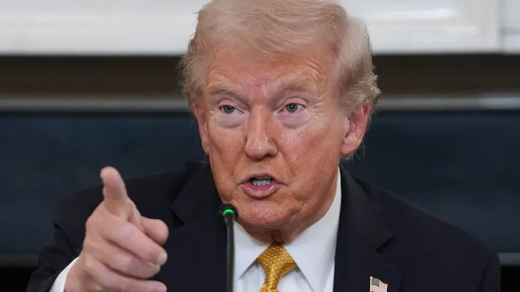 US-Praesident-Donald-Trump-beantwortet-Fragen-von-Reportern-waehrend-eines-Rundtischgespraechs-ueber-kriminelle-Kartelle-im-State-Dining-Room-des-Weissen-Hauses-zu-dpa-Trump-erklaert-Handelsgespraeche-mit-Kanada-fuer-beendet-vom-24-10