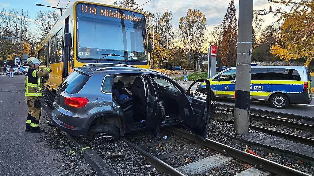 Die-drei-verletzten-Autoinsassen-kamen-nach-dem-Unfall-ins-Krankenhaus