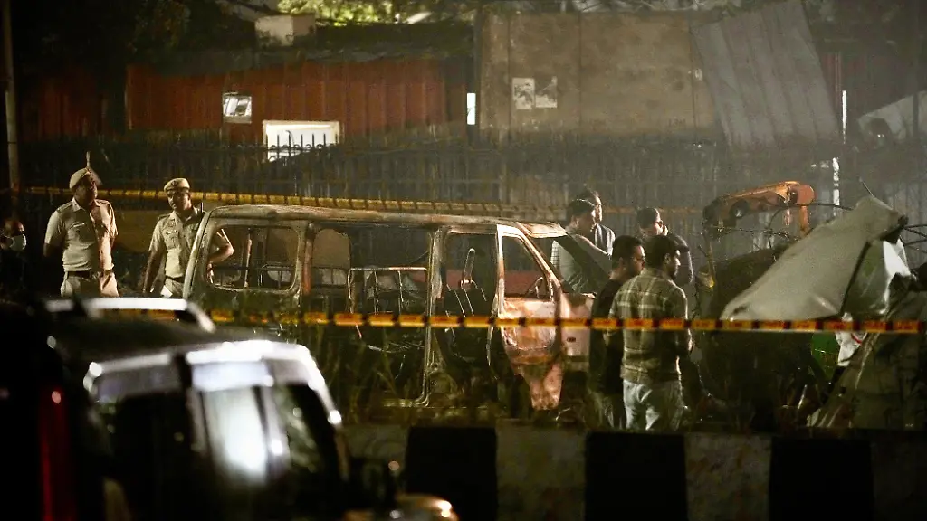 Sicherheitsbeamte-inspizieren-beschaedigte-Fahrzeuge-nach-einer-Autoexplosion-in-der-Naehe-des-historischen-Red-Fort-in-Neu-Delhi