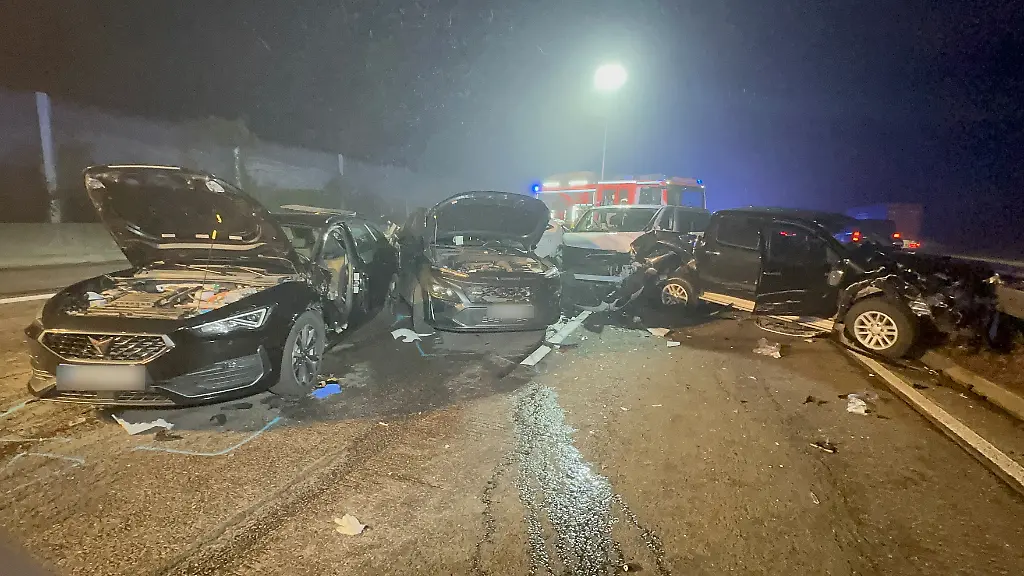 Die-A3-musste-nach-dem-Unfall-voll-gesperrt-werden