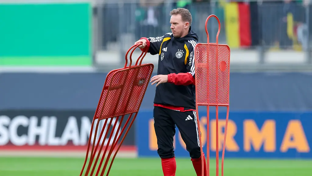 Muss-eine-Mannschaft-noch-rechtzeitig-zum-Turnier-aufbauen-Julian-Nagelsmann