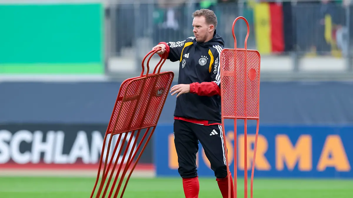 Muss-eine-Mannschaft-noch-rechtzeitig-zum-Turnier-aufbauen-Julian-Nagelsmann