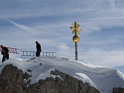 Wegen zu vieler Aufkleber: Gipfelkreuz an Zugspitze muss restauriert werden