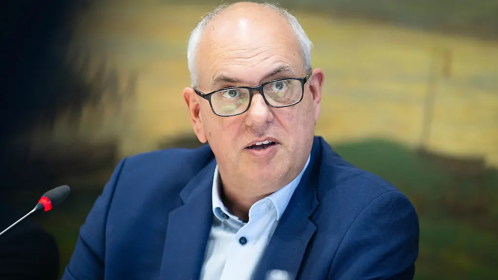 Bremens-Regierungschef-stellt-sich-hinter-sein-Regierungsteam