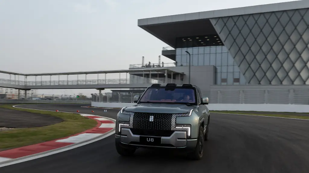 Auf-Wunsch-kann-der-ausladende-Gelaendegaenger-YangWang-U8-auch-mal-ueber-den-Track-pesen-Sein-natuerliches-Habitat-ist-aber-hartes-Gelaende-oder-die-Autobahn