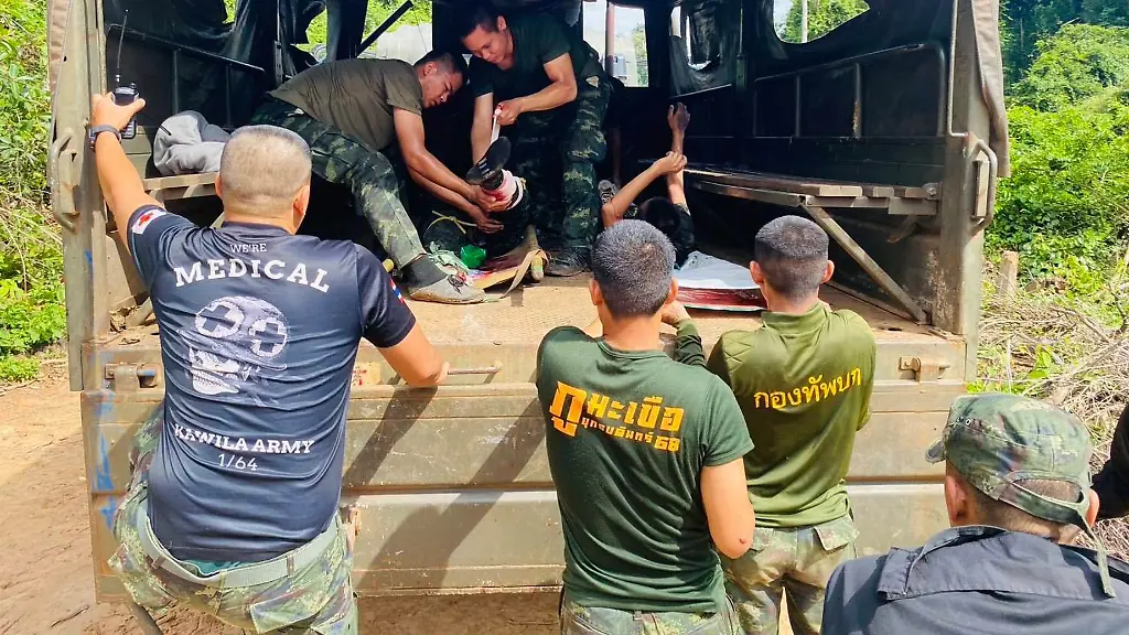 Auf-diesem-von-der-Koeniglich-Thailaendischen-Armee-veroeffentlichten-Foto-werden-zwei-thailaendische-Soldaten-die-waehrend-einer-Patrouille-nahe-der-thailaendisch-kambodschanischen-Grenze-durch-eine-Landmine-verletzt-wurden-in-der-thailaendischen-Provinz-Sisaket-behandelt-bevor-sie-in-ein-Krankenhaus-gebracht-werden