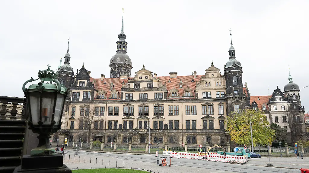 Autos-stehen-vor-dem-Dresdner-Residenzschloss-Die-Schlosskapelle-im-Schloss-ist-nach-rund-drei-Jahren-Bauzeit-fertiggestellt