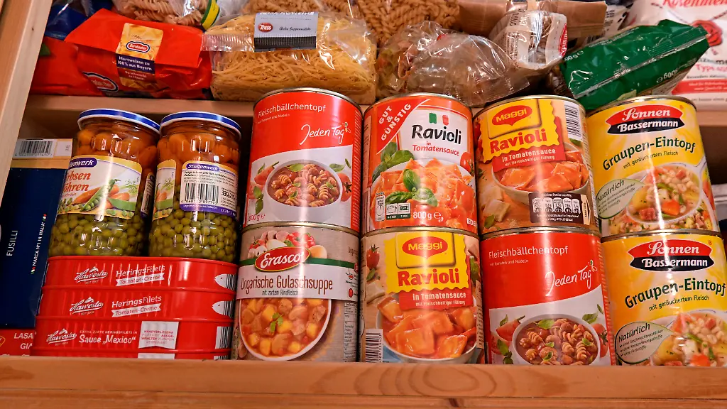 27-02-2020-Hamsterkaeufe-wegen-Corona-Virus-der-Vorrats-Schrank-in-einem-Haushalt-in-Mindelheim-Bayern-ist-voll-gefuellt-mit-Konservendosen-und-Nudeln-zur-Aberbrueckung-einer-eventuellen-Corona-Pandemie-in-Deutschland