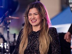 "Mag meine kleinen Titten": Manager rät zur Brust-OP: Kelly Clarkson kontert cool