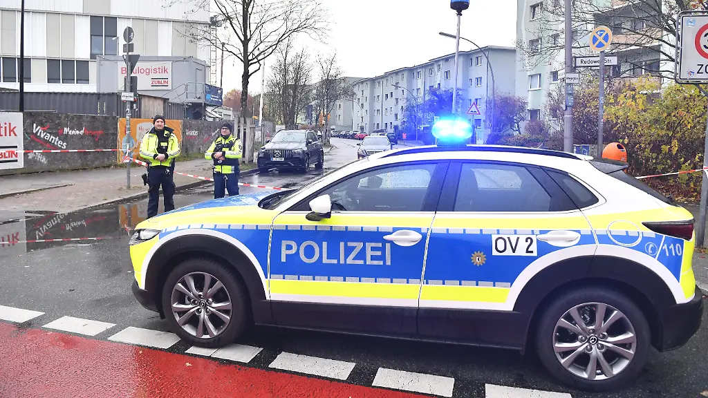 Ein Polizeifahrzeug parkt in Berlin-Buckow im Bezirk Neukölln vor der Einfahrt des örtlichen Krankenhauses