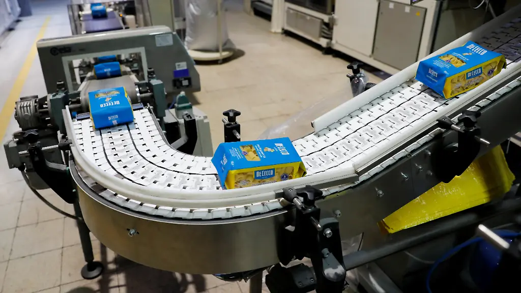 Packaged-pasta-moves-on-a-conveyor-belt-at-the-pasta-maker-De-Cecco-s-factory-in-Fara-San-Martino-Italy-November-29-2021-Pasta-makers-are-fearful-of-a-substantial-supply-squeeze-in-the-coming-months-after-this-summer-s-durum-wheat-price-shock-as-the-market-runs-out-of-ways-to-offset-a-dire-harvest-in-top-exporter-Canada-Picture-taken-November-29-2021