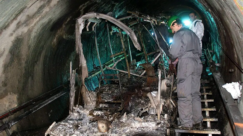 ARCHIV-16-11-2000-Oesterreich-Kaprun-Bergungsarbeiter-bei-der-Inspektion-von-Ueberresten-der-verbrannten-Tunnel-Gletscherbahn-am-Kitzsteinhorn-bei-Kaprun