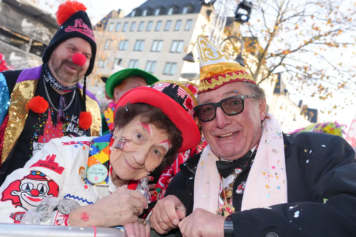 Eindruecke-und-Impressionen-von-feiernden-und-tanzenden-Jecken-und-Menschen-beim-Sessionsauftakt-und-Beginn-der-Karnevalssession-auf-dem-Koelner-Heumarkt-Koeln-11-11